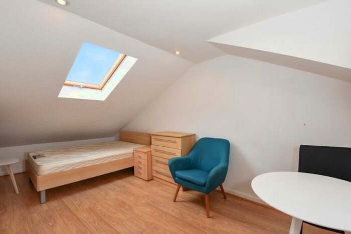 Studio To Rent In Earls Court Road, London SW5