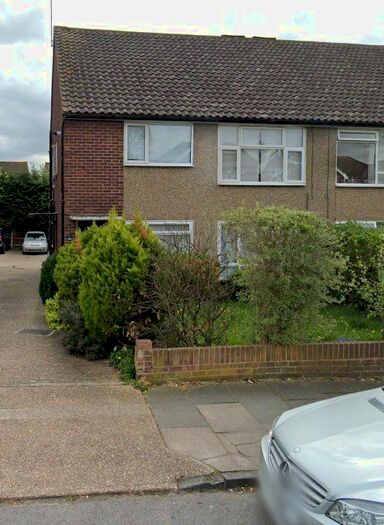 2 Bedroom Flat To Rent In Marlborough Gardens, Upminster, Essex, RM14