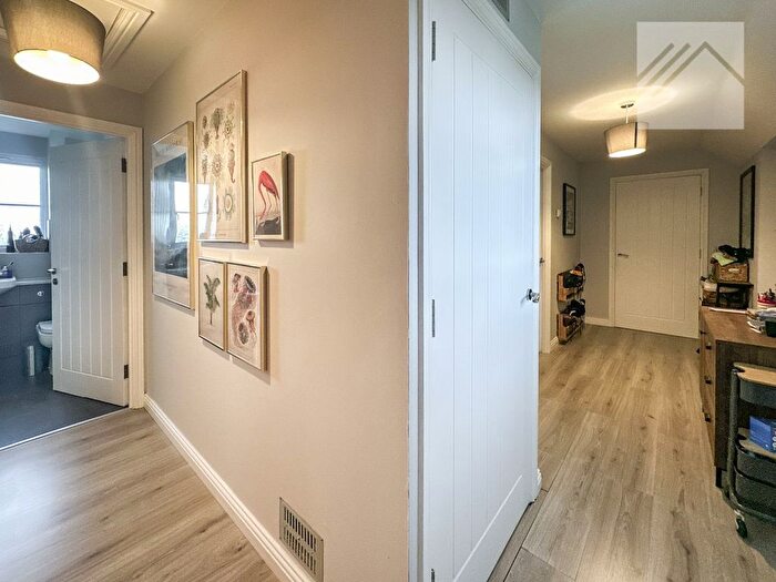 2 Bedroom Flat For Sale In Pepys Court, Wickford, SS12