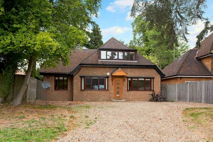 4 Bedroom Detached House To Rent In Newlands Close, Edgware, HA8