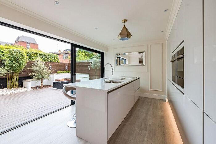 2 Bedroom Apartment For Sale In Grey Friars, Chester, CH1