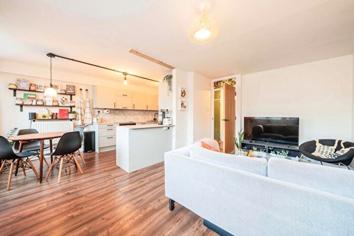2 Bedroom Maisonette For Sale In Blandford Court, St. Peter's Way, London, N1