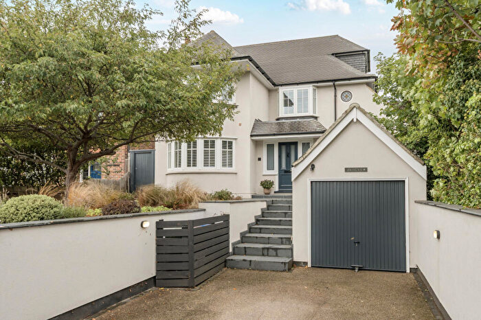 4 Bedroom Detached House For Sale In Portsmouth Road, Thames Ditton, KT7