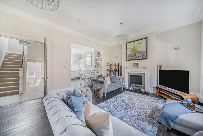 3 Bedroom Flat For Sale In Grove Road, Windsor, SL4