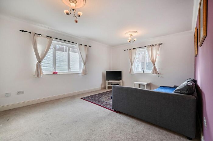 2 Bedroom Flat For Sale In Abbotsmead Place, Caversham, Reading, RG4