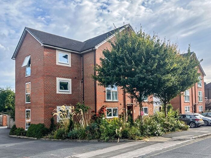 2 Bedroom Flat For Sale In Oakridge Road, High Wycombe, HP11