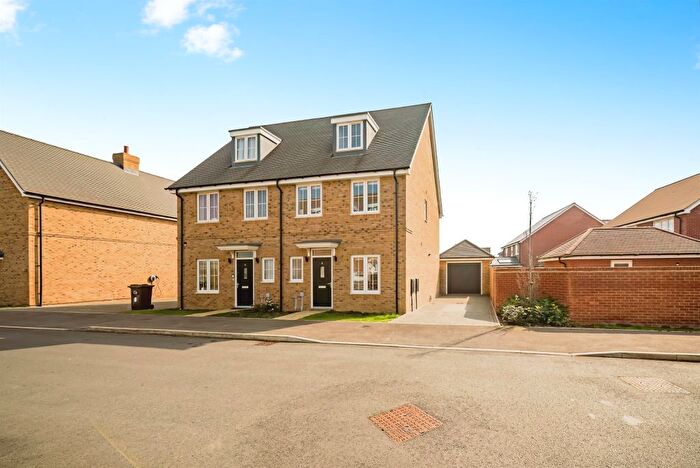 4 Bedroom Semi-Detached House For Sale In Halifax Green, Haddenham, Aylesbury, HP17