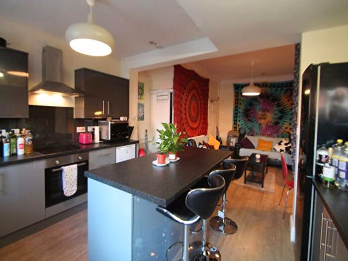 6 Bedroom House To Rent In Hessle Place, Leeds, LS6