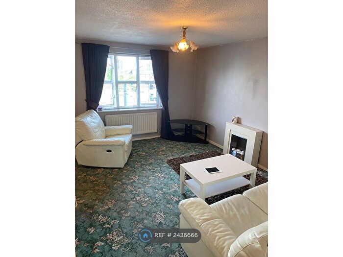 2 Bedroom Flat To Rent In Rochdale Road, Manchester, M9
