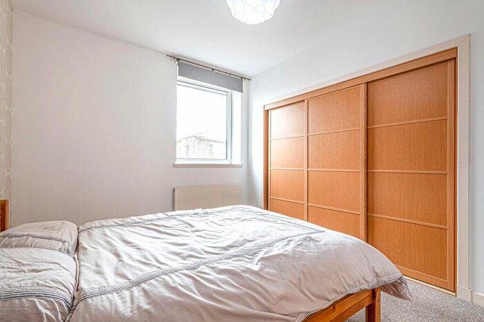 2 Bedroom Apartment To Rent In Jackson Place, Bearsden, G61