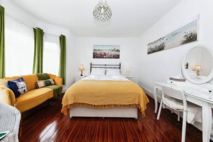 3 Bedroom Flat To Rent In Whitehorse Lane, London, SE25