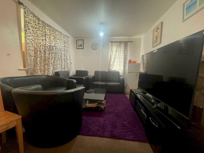 1 Bedroom Flat To Rent In Swaythling Close, London, N18