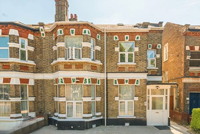 3 Bedroom Flat To Rent In The Vale, Acton, W3