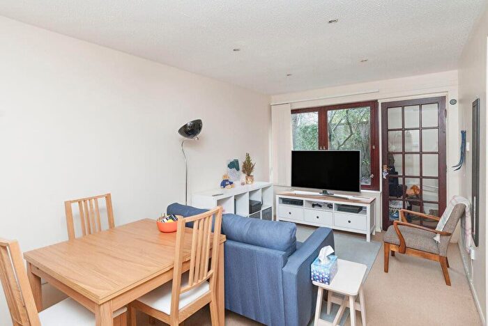 1 Bedroom Flat To Rent In L Windmill Place, Edinburgh, EH8