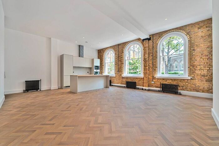 2 Bedroom Flat To Rent In Chatham Close, Woolwich, London, SE18