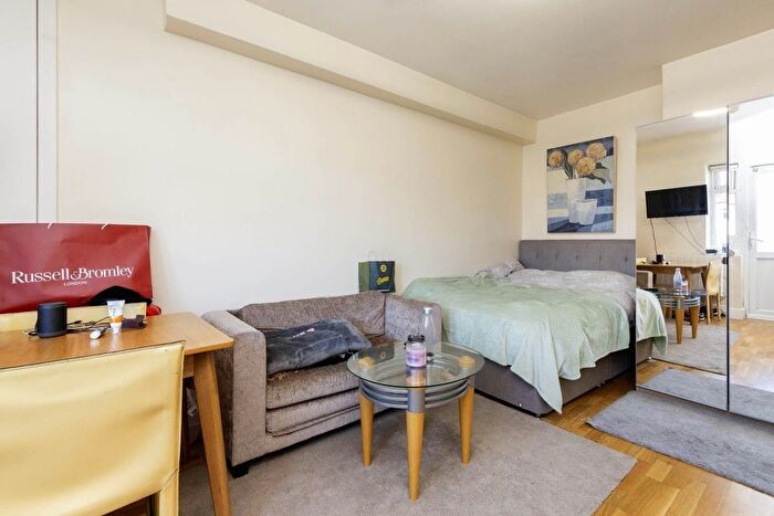 Studio To Rent In Hendon Way, London, NW2