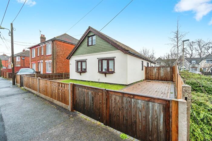 4 Bedroom Bungalow For Sale In Westfield Road, Totton, Southampton, SO40
