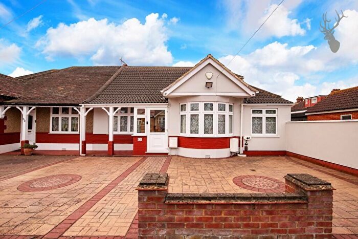 4 Bedroom Semi-Detached Bungalow For Sale In Oaks Lane, Ilford, IG2