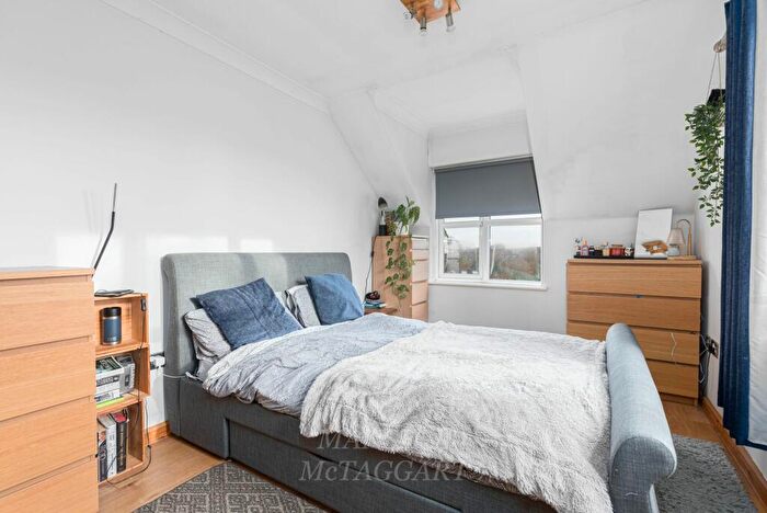1 Bedroom Flat For Sale In Hermitage Road, East Grinstead, RH19