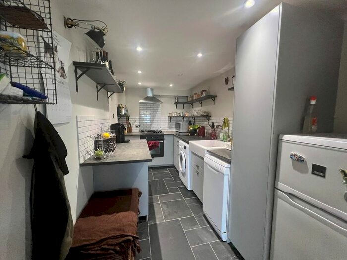 1 Bedroom Flat To Rent In Station Road, Addlestone, KT15