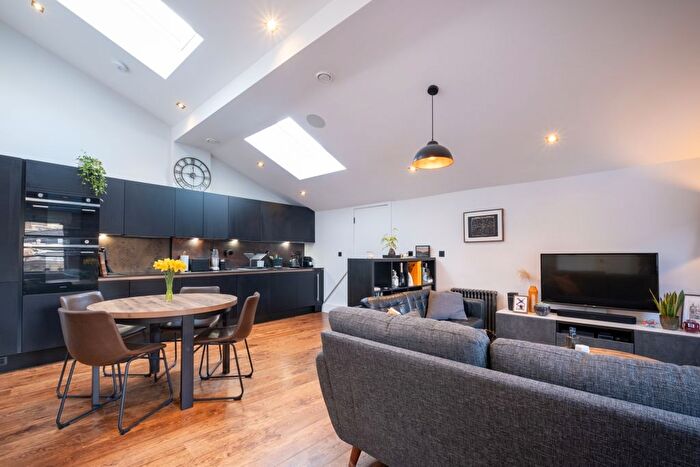 2 Bedroom Flat To Rent In Old Town, London, SW4