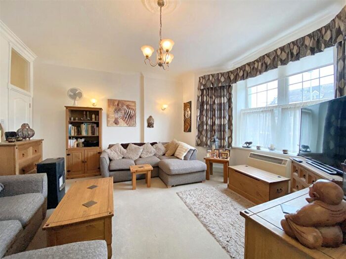 3 Bedroom Apartment For Sale In Southcliff Gardens, Tenby, SA70