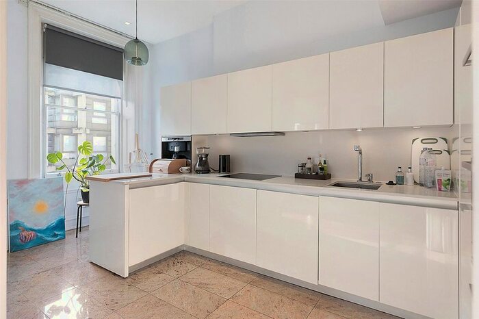2 Bedroom Flat To Rent In Lancaster Gate, Bayswater, London, W2