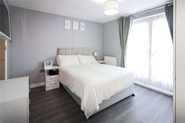 2 Bedroom Flat For Sale In Esparto Way, South Darenth, DA4