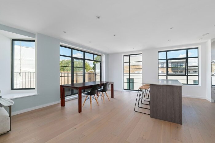 3 Bedroom Flat To Rent In Osborn Street, London, E1