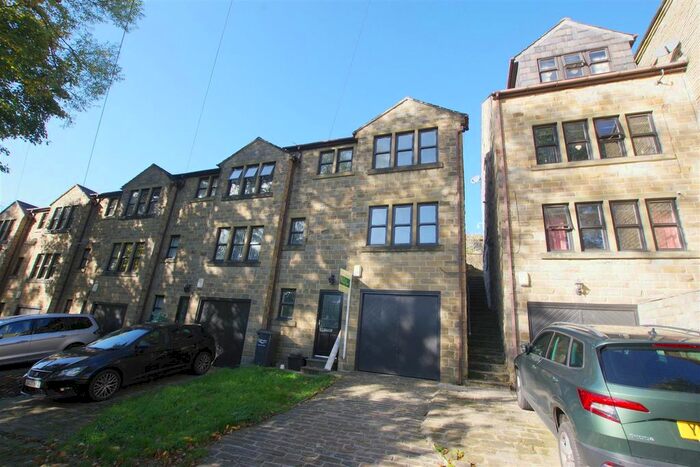 3 Bedroom Town House To Rent In Chapel Lane, Halifax, HX3