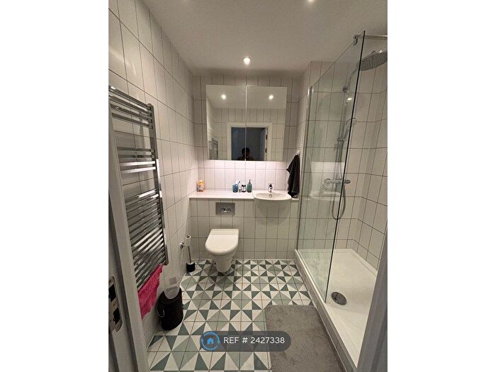 2 Bedroom Flat To Rent In Whitehall, Leeds, LS12