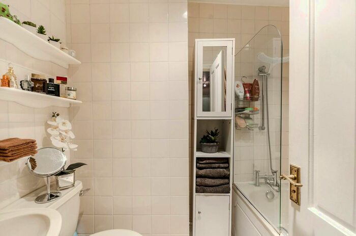 1 Bedroom Flat To Rent In Eardley Crescent, Earls Court, London, SW5