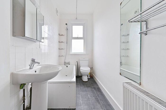 3 Bedroom Flat To Rent In Ashvale Road, Tooting, London, SW17