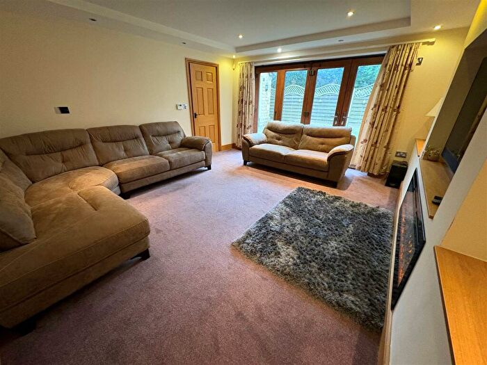 4 Bedroom Detached House For Sale In Reva Syke Road, Clayton, Bradford, BD14