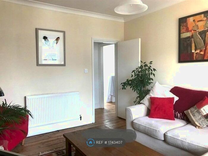 2 Bedroom Flat To Rent In Norwood Road, London, SE24