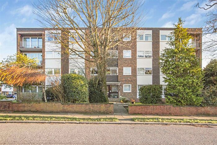 3 Bedroom Flat For Sale In Maplin Close, Winchmore Hill, N21