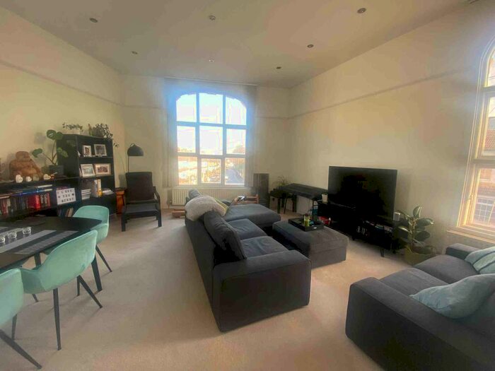 2 Bedroom Flat To Rent In Oxhey Avenue, Watford, WD19