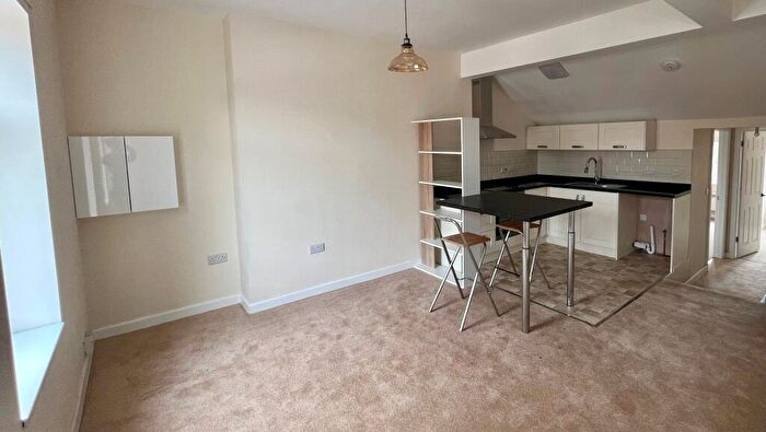 2 Bedroom Flat To Rent In High Street, New Whittington, Chesterfield, S43