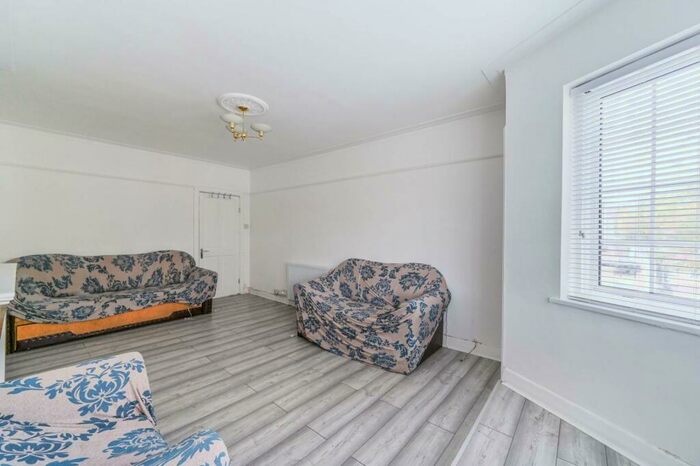 3 Bedroom Flat To Rent In Crown Point Flats, Beulah Hill, London, , Crystal Palace, London, SE19