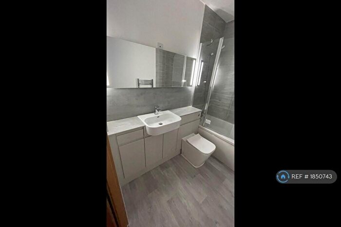 2 Bedroom Flat To Rent In High Street, Northfleet, Gravesend, DA11