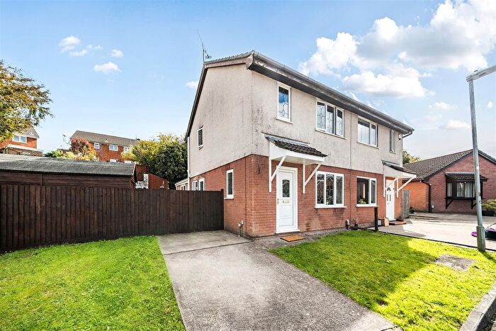 3 Bedroom Semi-detached House For Sale In St Nicholas Close, Waunarlwydd, Swansea, SA5