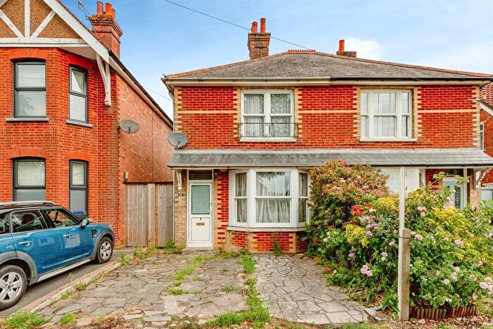 3 Bedroom Semi-Detached House For Sale In Lee Street, Horley, RH6