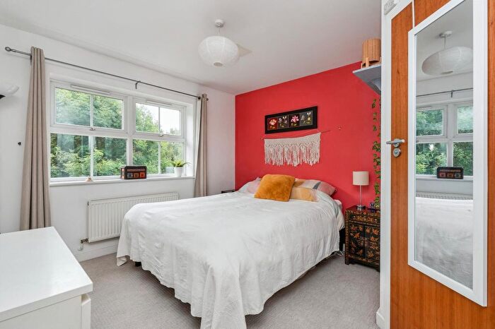 3 Bedroom Flat For Sale In St. Francis Close, Crowthorne, RG45