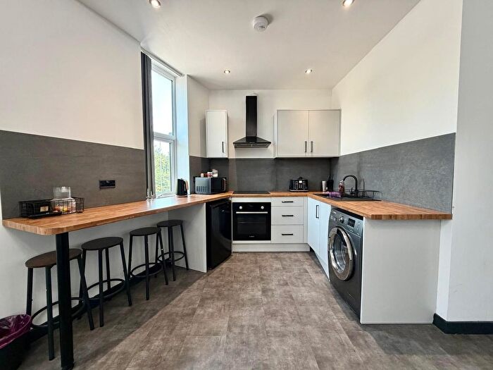 2 Bedroom Flat To Rent In Chester Road, Manchester, M16