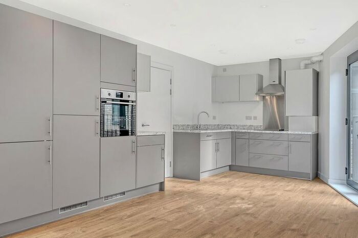 3 Bedroom Mews To Rent In Oak Cresent, Canning Town, London, London, E16