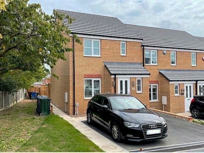 3 Bedroom Town House To Rent In Lundhill Drive, Wombwell, Barnsley, S73