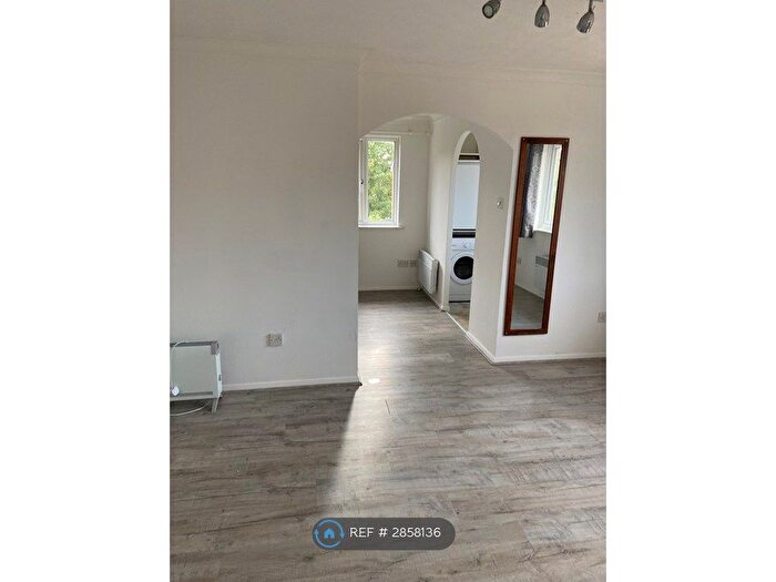 Studio To Rent In Goodmays, Ilford, IG3