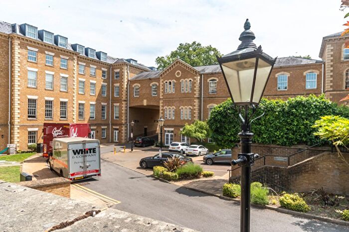 2 Bedroom Flat To Rent In Princess Park Manor Royal Drive, London, N11