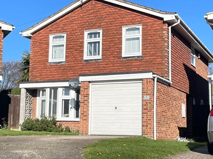 4 Bedroom Detached House For Sale In The Downage, Gravesend, DA11