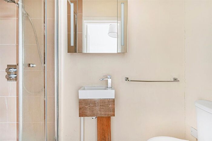 2 Bedroom Flat For Sale In Chaucer Road, Poets Corner, Acton, London, W3